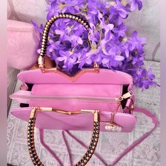 🎀 Pink Geometric Print Convertible Crossbody Bag 🎀 Gold & Pearl Dangling Accent - Picture 9 of 11